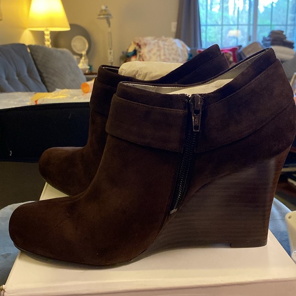 NIB Banana Republic Camry Suede Boots, Size 9.5, Brown - Picture 4 of 8